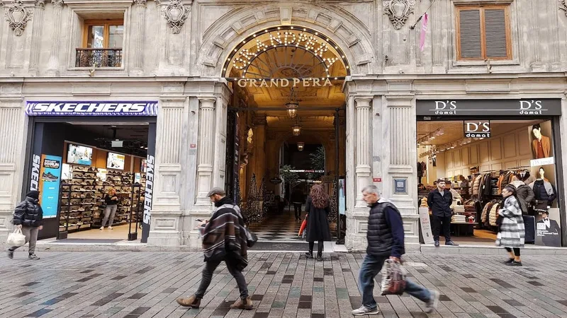 نمای ورودی مرکز خرید استانبول